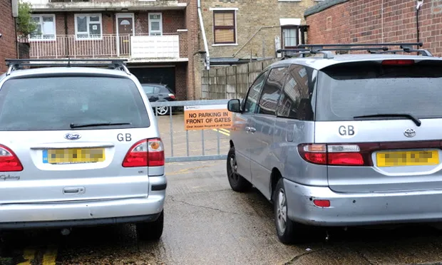 Councillor calls for CCTV cameras on Cazenove estate to stop drivers blocking emergency access