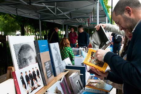 Goldsmith Row Hackney. Sunday morning book market