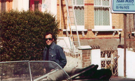 Harold Pinter outside 19 Thistlewaite Road, 1978.